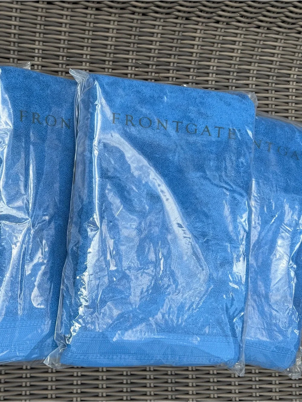 Frontgate Resort Solid Pool Towels (4) - NWT